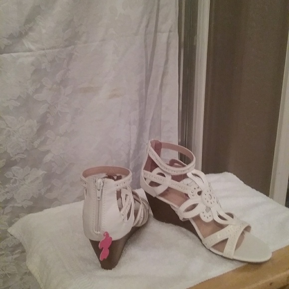 XO XO Soft Cream Sandals - Picture 1 of 3
